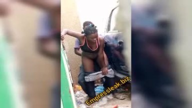 Ghana: Driver's mate chopping an orange seller