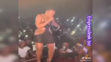 Singer goes crazy, removes her pants and showcase her pussy