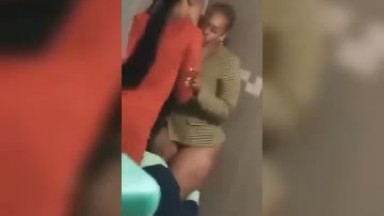 3 Workers caught sexing in the toilet room